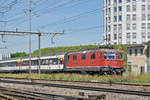 Re 4/4 II 11146 durchfährt den Bahnhof Pratteln. Die Aufnahme stammt vom 22.05.2017.