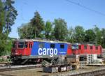 Doppeltraktion, mit den SBB Loks Re 420 169-5 und Re 4/4 II Nr. 11162 durchfahren unter blauem Himmel den Bahnhof Bülach. Nach ihrer Reise als Lokzug aus Winterthur werden sie dann auf einem Abstellgleis in Bülach abgestellt. Samstag, 27. Mai 2017.
 Schade dass beim Gleis 6 das Perron erhöht wird und hier eine Baustelle herrscht und nun leider das Motiv beeinflusst...  