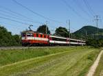 Die Re 4/4 11109 mit einem IR am 27.05.2017 unterwegs bei Mumpf.