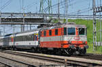 Re 4/4 II 11108 durchfährt den Bahnhof Muttenz. Die Aufnahme stammt vom 29.05.2017.