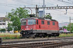 Re 420 245-3 (11245) durchfährt den Bahnhof Pratteln.