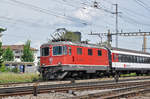 Re 4/4 II 11118 durchfährt den Bahnhof Pratteln.