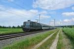 Re 4/4 II 11161 | 420 161-2 mit einem Fussballextrazug Zrich-Jurasdfuss-Sion bei Durchfahrt in Deitingen.