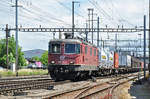 Re 420 278-4 (11278) durchfährt den Bahnhof Pratteln.