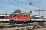 Re 4/4 II 11303 durchfährt den Bahnhof Pratteln.