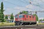 Re 4/4 II 11232 durchfährt den Bahnhof Pratteln.