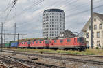 Dreifachtraktion, mit den Loks 420 266-9, 11272 und 11258, durchfahren den Bahnhof Pratteln.