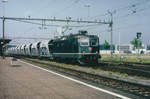 SBB: Kieszug von Ciments Vigier SA mit einer Re 4/4II in Luterbach-Attisholz im Juli 1998. Die Kieswagen wurden aus Frankreich zugemietet.
Foto: Walter Ruetsch