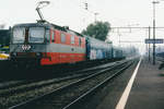 SBB: Im Herbst 1998 wurde die Re 4/4II 11109 vor den Wagen des ärztlichen Dienstes für das Unterhaltspersonal in Luterbach-Attisholz verewigt.
Foto: Walter Ruetsch