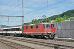 Re 4/4 II 11124 durchfährt den Bahnhof Gelterkinden.