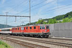 Doppeltraktion, mit den Loks 11301 und 11153, durchfahren den Bahnhof Gelterkinden. Die Aufnahme stammt vom 05.07.2017.