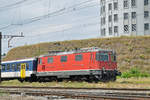 Re 4/4 II 11126 durchfährt den Bahnhof Pratteln. Die Aufnahme stammt vom 24.06.2017.