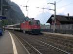 Wer sich hier so in die Kurve legt ist IR 2272 Locarno-Zrich mit Re 4/4 11205 an der Spitze.