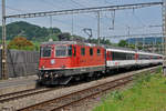 Re 4/4 II 11303 durchfährt den Bahnhof Gelterkinden. Die Aufnahme stammt vom 16.08.2017.