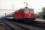 SBB: An einem nebligen Morgen im September 2005 wartete ein Einsatzzug der S-Bahn Zürich mit der Re 4/4 II 11211 in Oberwinterthur auf ihren nächsten Einsatz.
Laut dem Sonntags Blick vom 27. August 2017 stehen 300 dieser Personenwagen die vor 1975 in Betrieb genommen wurden vor der baldigen Verschrottung. Vorerst erfolgt aber noch die Befreiung von Asbest.
Foto: Walter Ruetsch    