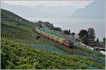 Die SBB Re 4/4 11278  Cham  mit einem Postzug Richtung Lausanne zwischen Cully und Villette. 30. August 2017