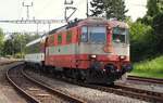 Der IC 182 von Zürich HB- Schaffhausen- Singen (Hohentwiel)- Tuttlingen- Rottweil- Horb wurde am Mittwoch, 30. August 2017 von der SBB Re 4/4 II Nr. 11109, ehemals Swiss Express übernommen. Im Bild durchfährt der IC den Bahnhof Bülach. 

Wegen Bauarbeiten zwischen Horb und Böblingen musste der IC nicht wie üblich nach Stuttgart Hbf verkehren. (Dauer des Unterbruchs von 27.07.2017 bis 06.09.2017)