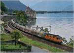 Die  InterregioCargo  Re 420 320-4 mit einem Güterzug Richtung Lausanne vor der Kulisse des Château de Chillon.