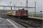 420 284-2 mit ihrem kurzen Postzug in Hendschiken. (01.09.2017)