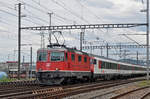 Re 4/4 II 11131 durchfährt den Bahnhof Muttenz. Die Aufnahme stammt vom 04.09.2017.