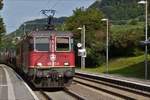 . Die SBB 420 273 -5 zusamnmen mit einer Schwesterlok durchfahren mit einem GZ die Haltestelle von Bietingen.  04.09.2017 (Hans)