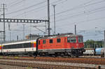 Re 4/4 II 11153 durchfährt den Bahnhof Muttenz. Die Aufnahme stammt vom 08.09.2017.