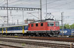 Re 4/4 II 11151 durchfährt den Bahnhof Muttenz. Die Aufnahme stammt vom 11.09.2017.