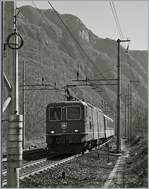 Die SBB Re 4/4 II 11194 mit einem IR von Domodossola nach Brig fährt in Kürze durch den Bahnhof von Varzo.