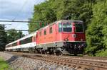 SBB Re 4/4 II Nr. 11303 mit dem IC 187 von Horb via Rottweil, Tuttlingen, Singen (Hohentwiel) und Schaffhausen nach Zürich HB am 20. August 2017 zwischen Glattfelden und Bülach.
