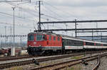 Re 4/4 II 11135 durchfährt den Bahnhof Muttenz.