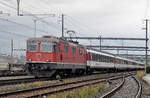 Re 4/4 II 11147 durchfährt den Bahnhof Muttenz. Die Aufnahme stammt vom 14.09.2017.