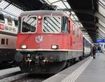 SBB Re 4/4 II Nr. 11303 mit IC 280 von Zürich HB via Schaffhausen nach Singen (Hohentwiel) auf Gleis 11 im HB Zürich. Samstag, 2. September 2017