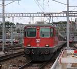 In Winterthur herrscht rechts im Bild bei einer zugesperrte Bahnunterführung eine Baustelle: Die SBB Re 4/4 II Nr. 11138 fuhr am 2. September 2017 mit dem IR 2278 von St. Gallen via Winterthur, Zürich Flughafen, Zürich HB, Aarau und Liestal nach Basel SBB; auf Gleis 3 im HB Winterthur ein.