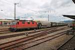 Mit einem gemischten Güterzug nach Basel Bad Rbf fuhr am 01.06.2016 die Re 4/4 11171 durch den Badischen Bahnhof von Basel über Gleis 1 in Richtung Zielbahnhof.