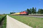 Re 4/4 II 11162 mit ihrem Briefpostzug bei Niederbipp, 22.08.2017.