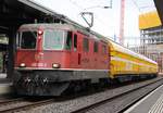 Die SBB Re 420 358-2 durchfuhr am 23. September 2017 mit einem Postzug auf Gleis 6 den Bahnhof Zürich Oerlikon. 