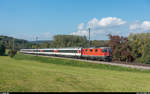 Re 4/4 II 11129 mit einem infolge Rastatt-Sperre auf 7 Wagen verlängerten IC Stuttgart - Zürich am 25. September 2017 bei Lottstetten.