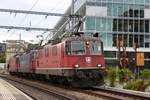 Dreifachtraktion mit den Loks SBB Re 4/4 II Nr. 11235, SBB Re 421 372-4 und SBB Re 430 370-7 durchfuhren am 13. September 2017 als Lokzug auf Gleis 8 den Bahnhof ZH Oerlikon.