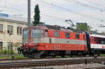 Re 4/4 II 11109 durchfährt den Bahnhof Pratteln.