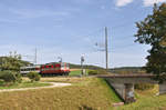 Die Re 4/4 II 11109 fährt mit einem IC von Schaffhausen in Richtung Zürich bei Rafz vorüber.