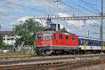 Re 4/4 II 11134 durchfährt den Bahnhof Pratteln. Die Aufnahme stammt vom 18.09.2017.