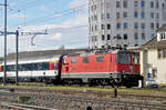 Re 4/4 II 11139 durchfährt den Bahnhof Pratteln.