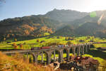 Eine Re 10/10 (Re 4/4 + Re 6/6) unterwegs auf dem Kanderviadukt bei Frutigen in Richtung Norden.