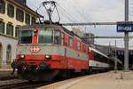 SBB Re 4/4 II Nr. 11108  Crèmeschnitte  (ex. Swissexpress) fährt im Bild pünktlich aus dem Bahnhof Brugg ab. Freitag, 20. Oktober 2017