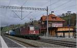 Vor dem schmucken Bahnhofsgebäude von Mülenen zeigten sich die Re 420 286-7 und die letzte  grüne Re 6/6 11663 mit einem Güterzug Richtung Süden.