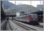 Re 4/4 II 11201 mit RheintalExpress nach St.Gallen im Bahnhof Chur.