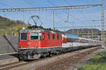 Re 4/4 II 11131 durchfährt den Bahnhof Gelterkinden. Die Aufnahme stammt vom 24.10.2017.