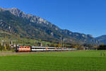 Re 4/4 11108 mit IC 928 am 03.11.2017 bei Maienfeld.