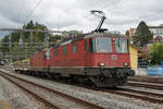 SBB: Übermotorisierter Güterzug mit einem Doppelpack Re 4/4 II anlässlich der Bahnhofsdurchfahrt Moutier vom 9.