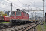 Re 4/4 II 11315 durchfährt den Bahnhof Pratteln.